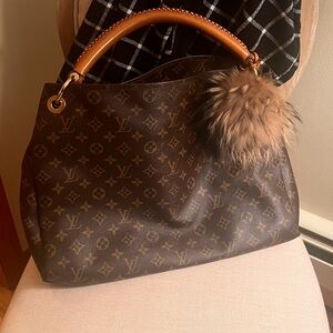Louis Vuitton Artsy Bag GM with charm